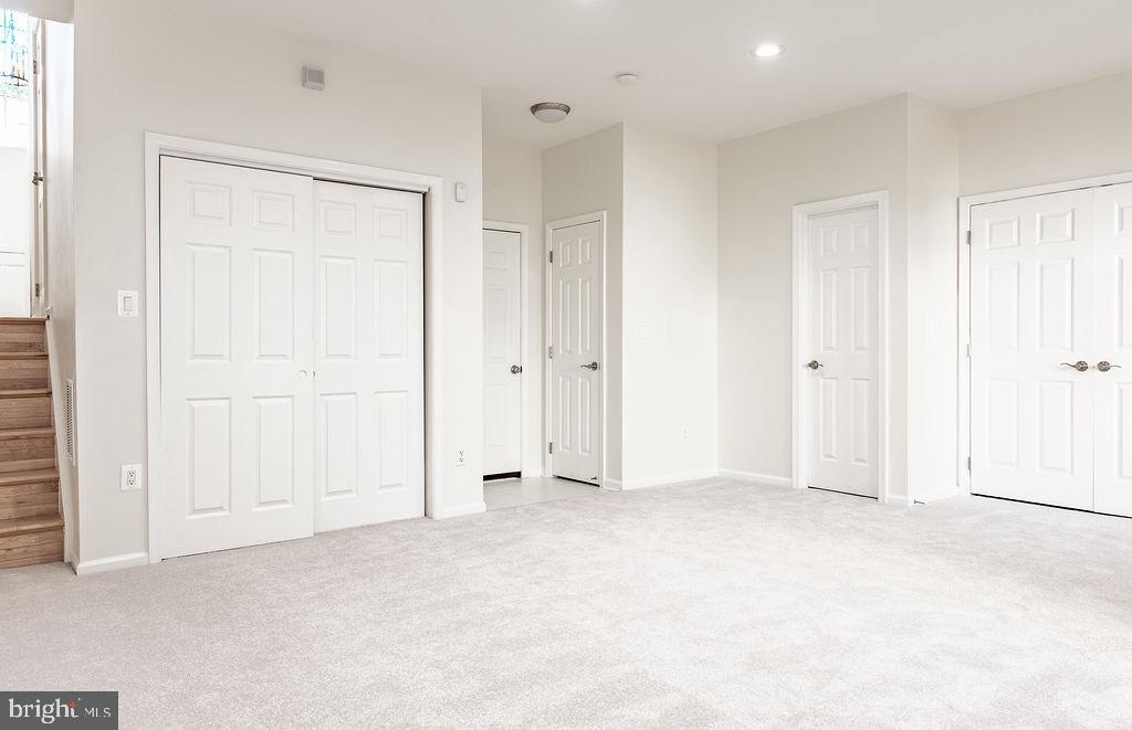 FAIR LAKES COURT - Residential