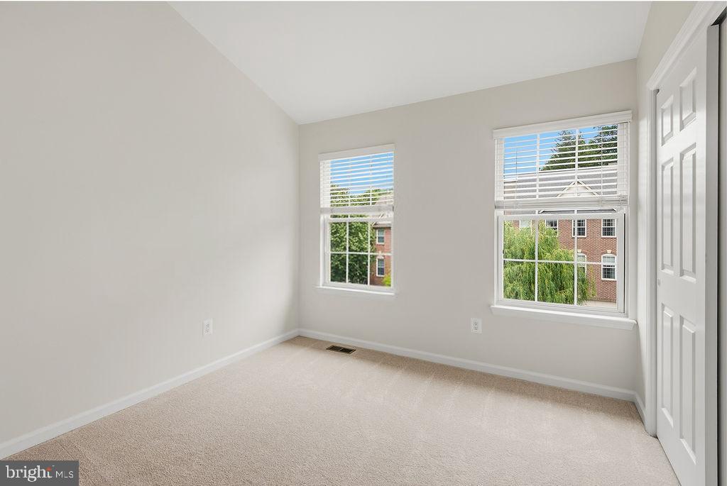FAIR LAKES COURT - Residential