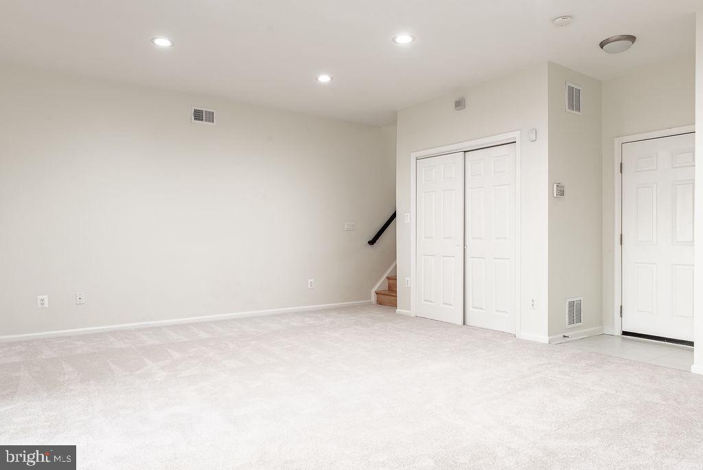 FAIR LAKES COURT - Residential