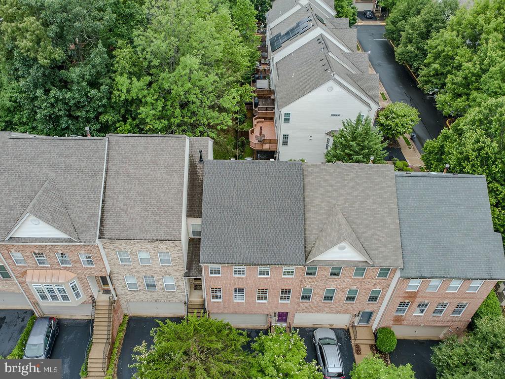 FAIR LAKES COURT - Residential