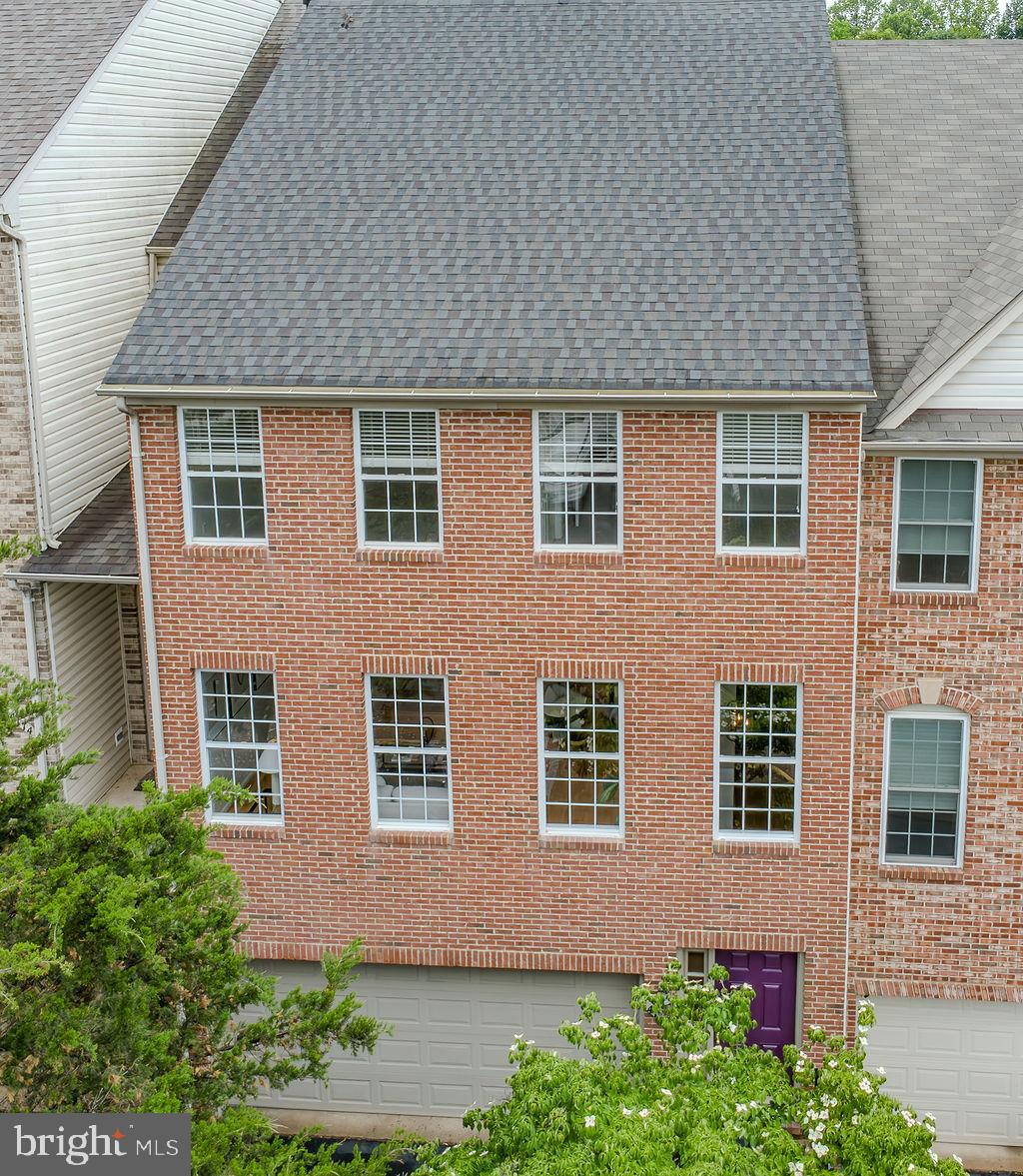 FAIR LAKES COURT - Residential