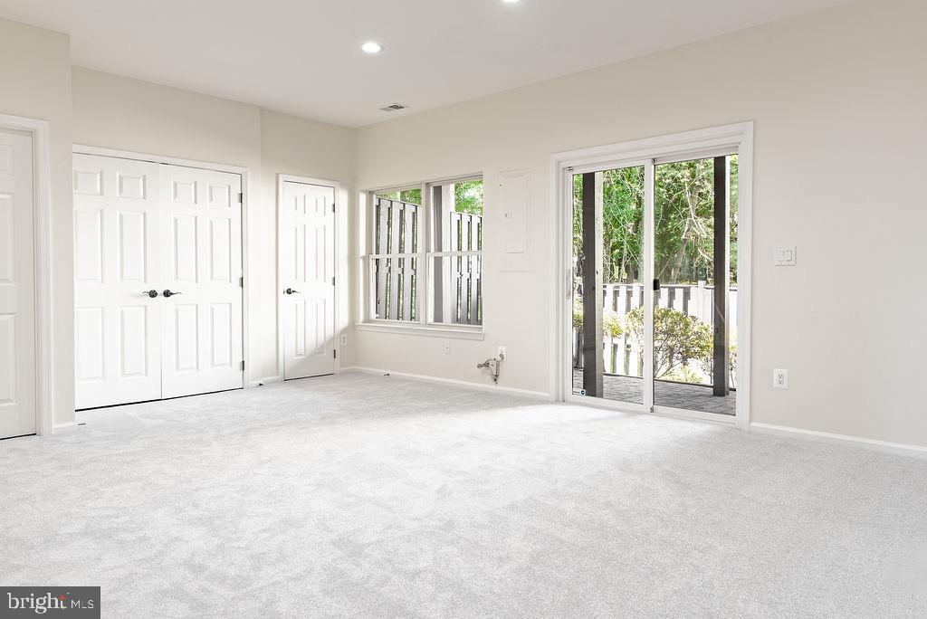 FAIR LAKES COURT - Residential