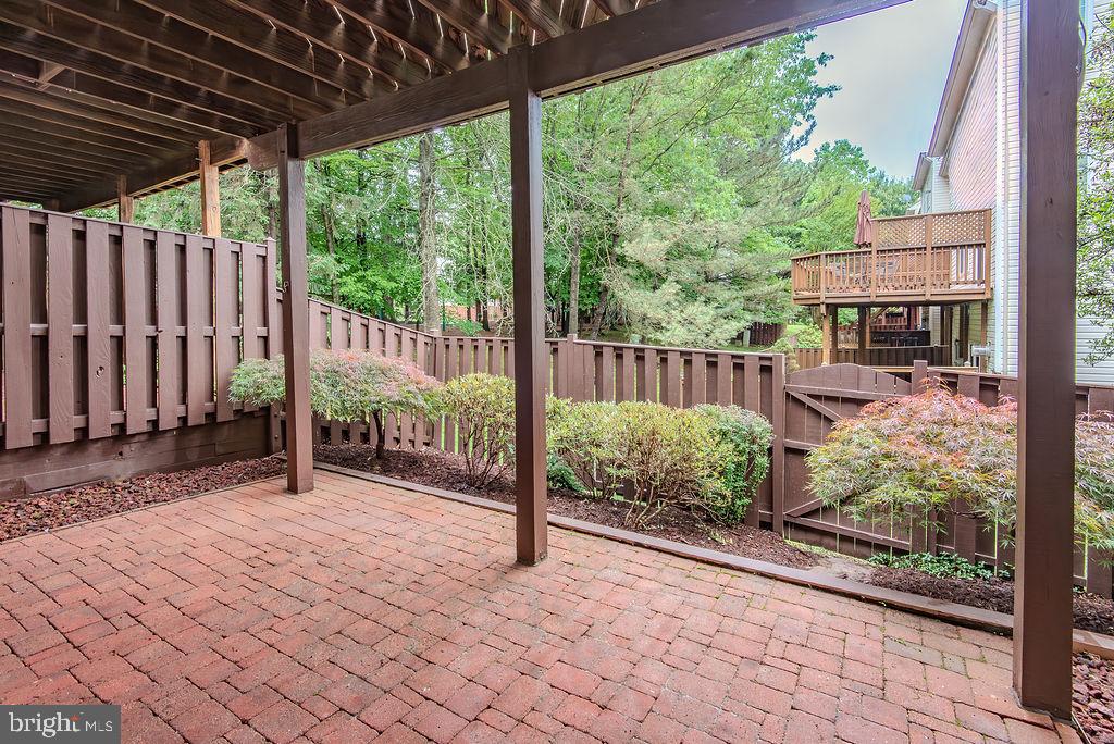FAIR LAKES COURT - Residential