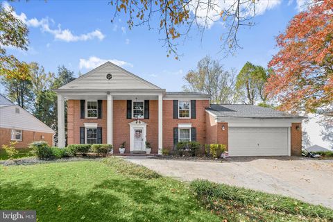 Photo of 10712 Gainsborough Road, POTOMAC, MD 20854 (MLS # MDMC2206200)