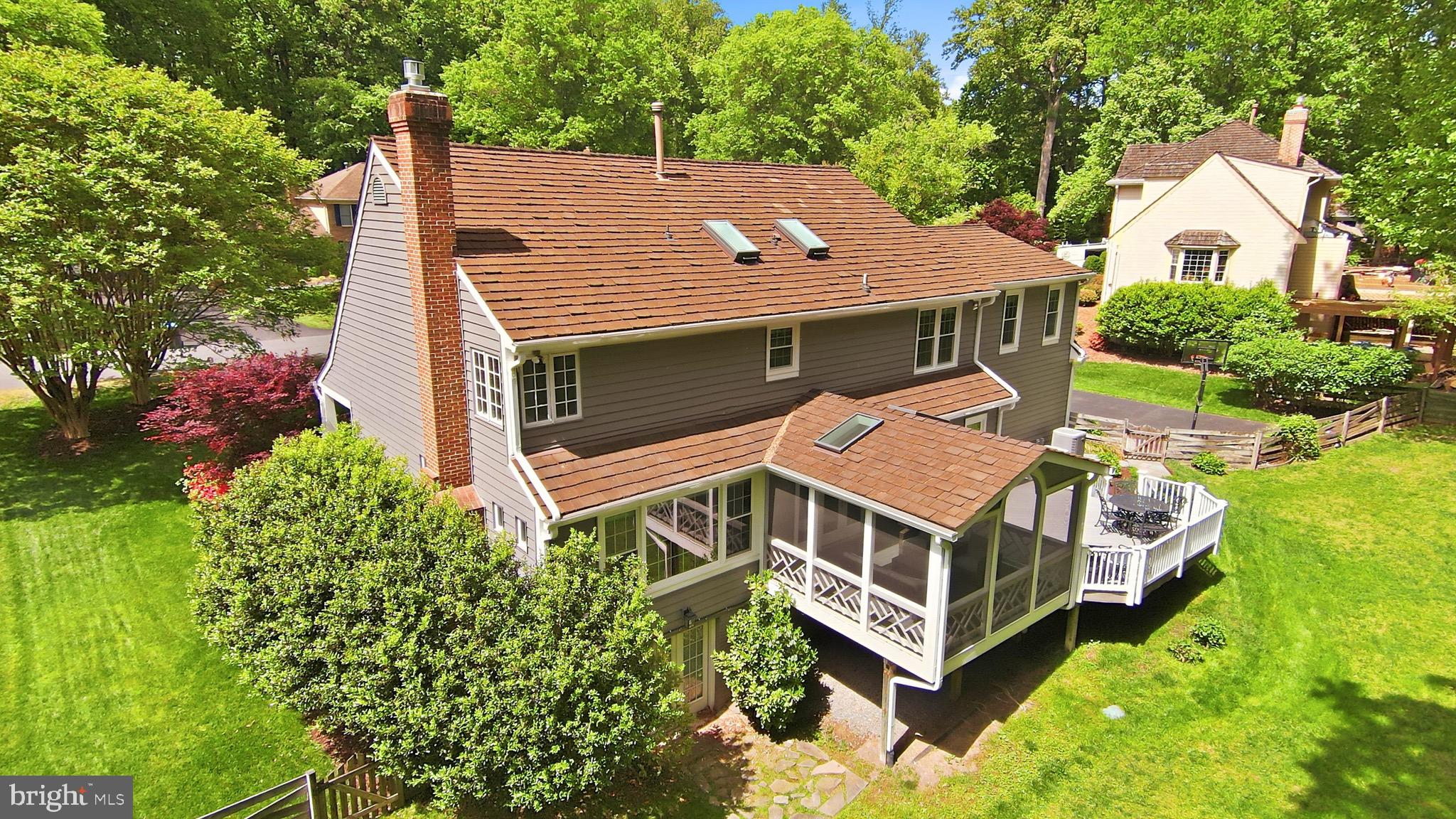 7211 LAKETREE DRIVE