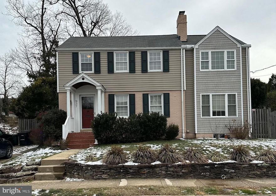 FURNISHED SHORT TERM RENTAL OPPORTUNITY
Well maintained North Arlington single family with addition in Dominion Hills available mid January 2026 through the end of April 2026(dates somewhat flexible). Hardwood floors throughout main and upper level. Main level consists of formal living room, dining area, kitchen, family room, office, and powder room. Four bedrooms and two full baths upstairs with large primary bedroom/bath with walk in closet. Lower level rec area has laundry, full bath, and large storage room w/ extra fridge. Fenced rear with inviting screened-in porch. Furnished throughout.