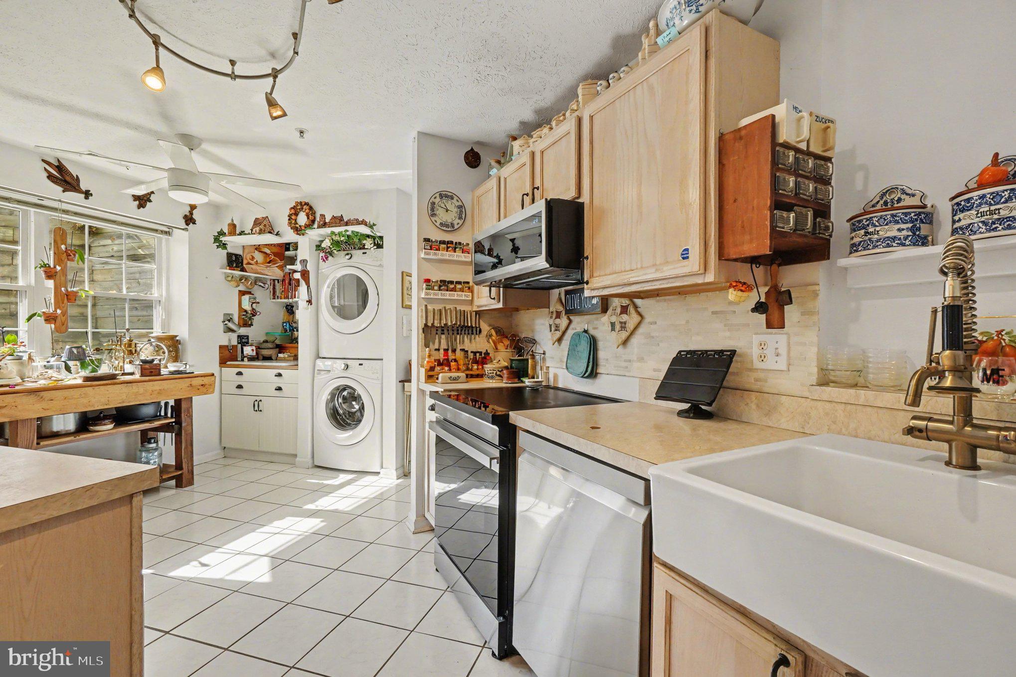 BAYLAND CONDO - Residential