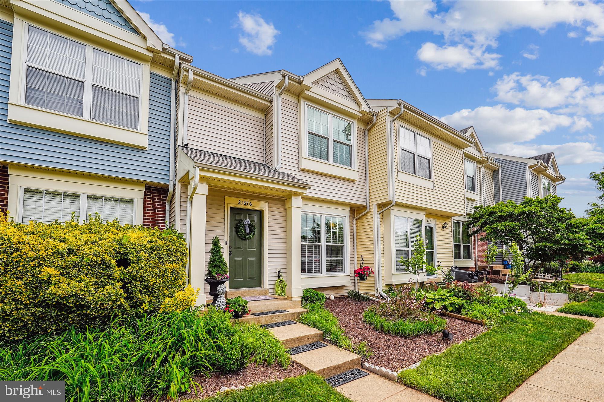 21676 HAZELNUT SQUARE