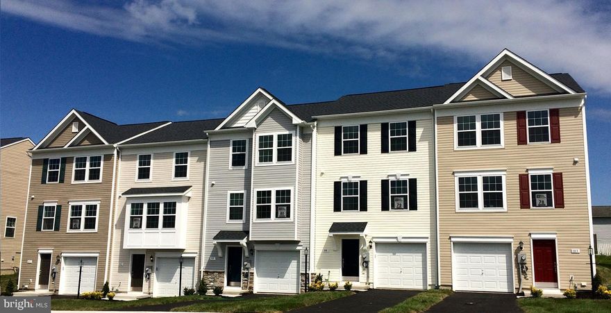 SELLING IN ADVANCE OF START!!! SUMMER DELIVERY!!! LOWEST PRICE IN THE AREA! 100% FINANCING & CLOSING COST MONEY! York II garage town, INTERIOR UNIT, Standard Plan, stainless appliances, Granite countertops, 42" cabinets & kitchen island, Deluxe owners bath with separate shower & soaking tub, finished lower level rec room with walkout & bath rough in.