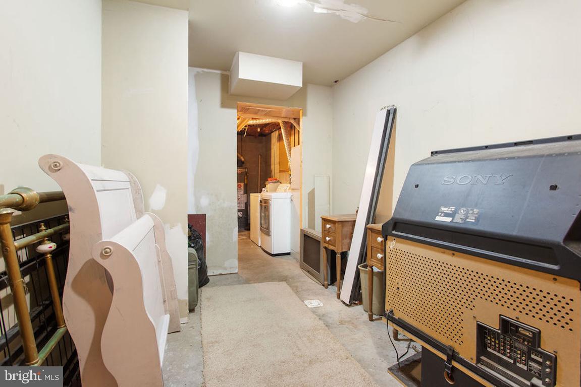 HOLLYWOOD ESTATES - Residential