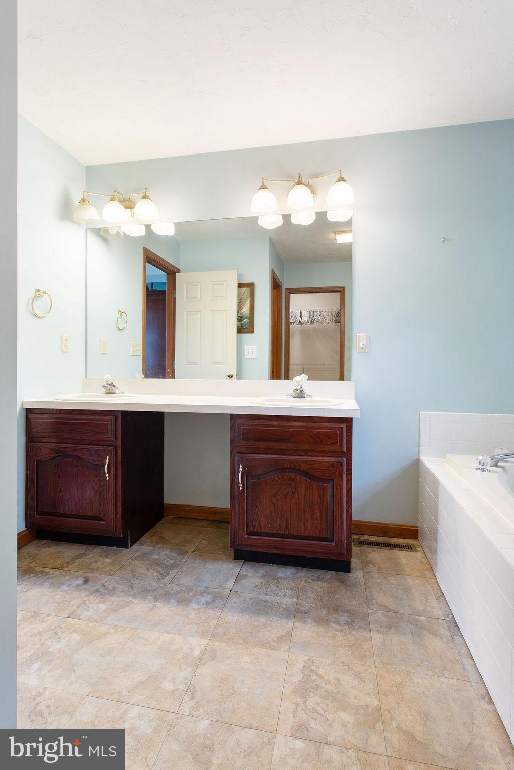 HOLLYWOOD ESTATES - Residential