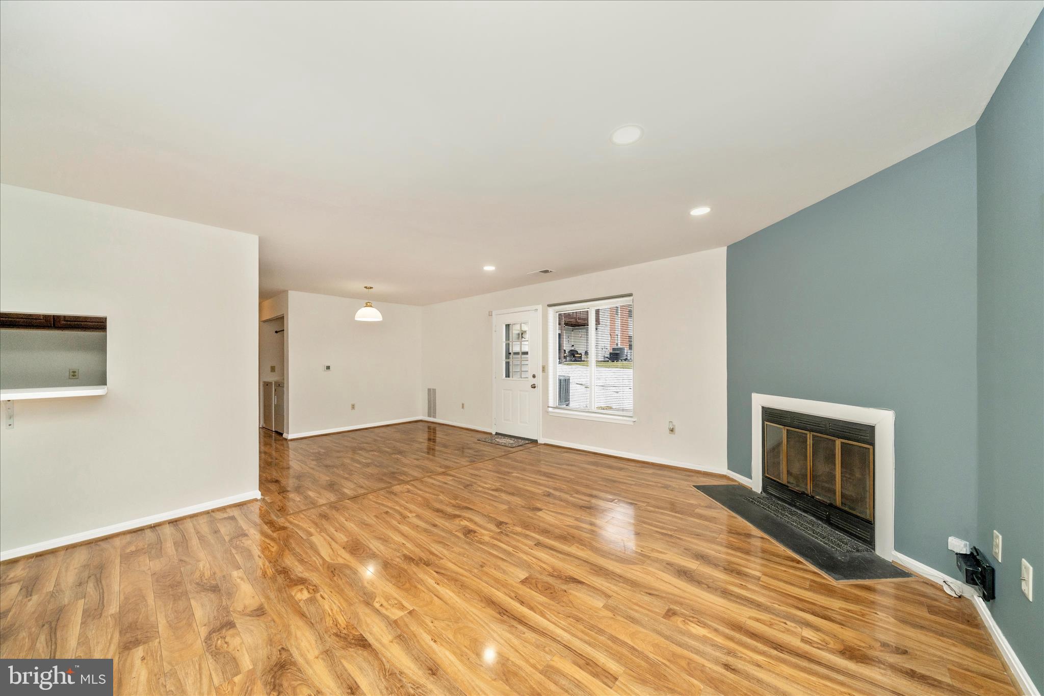 CROMWELL FOUNTAIN - Residential