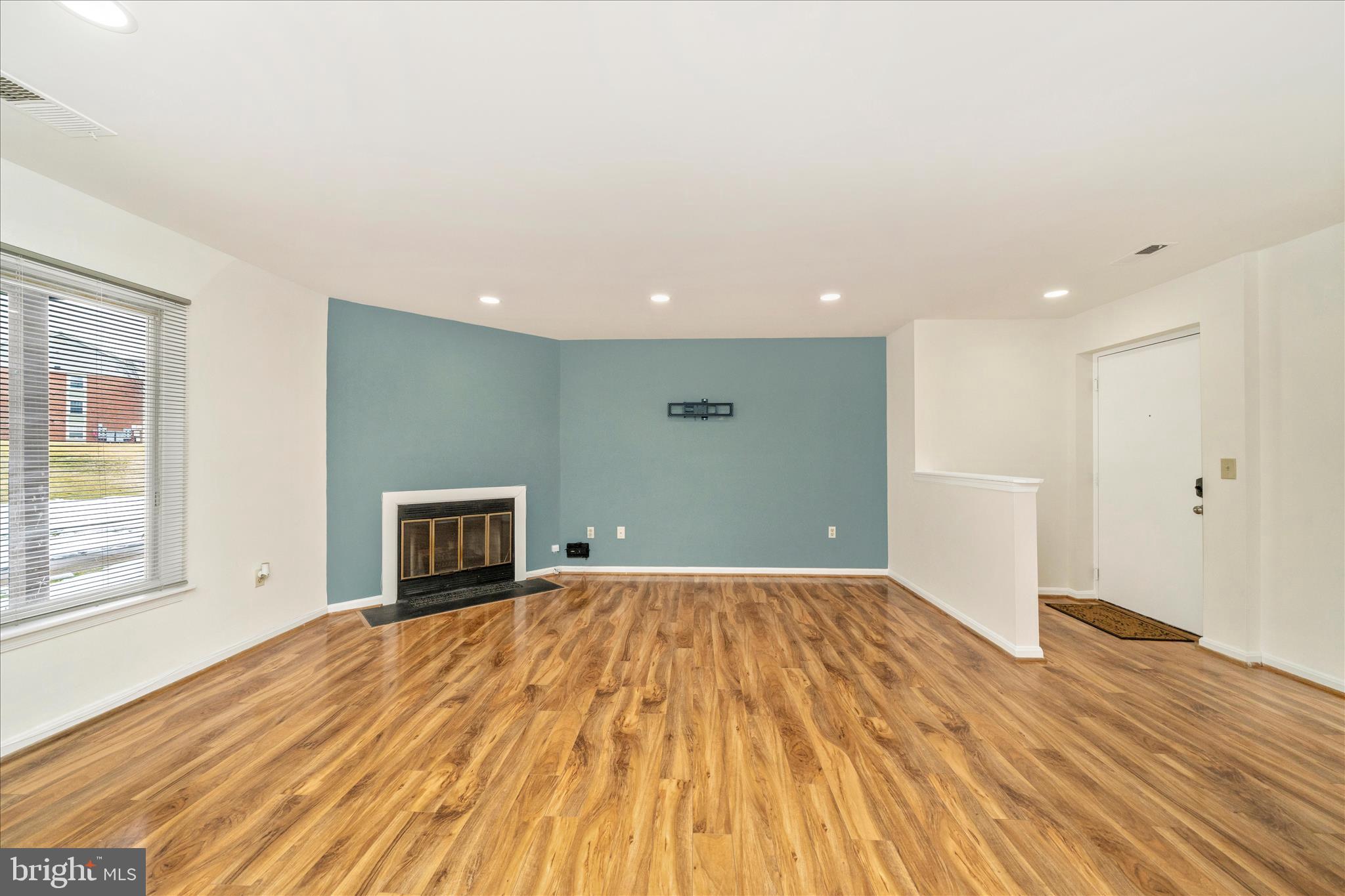 CROMWELL FOUNTAIN - Residential