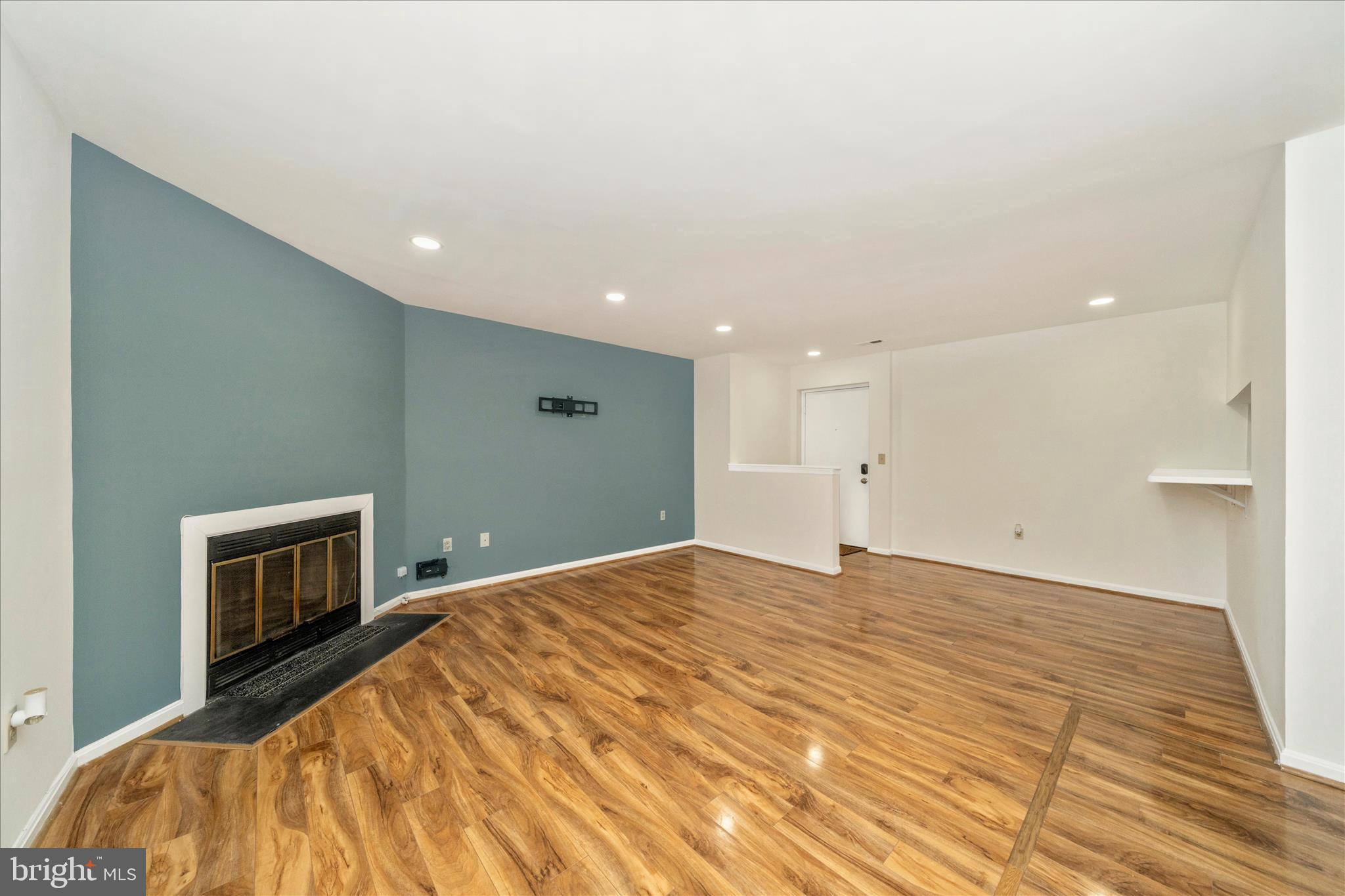 CROMWELL FOUNTAIN - Residential