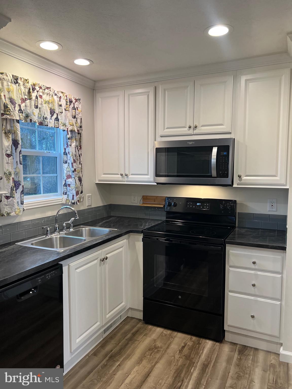 PIN OAK MOBILE HOME - Residential