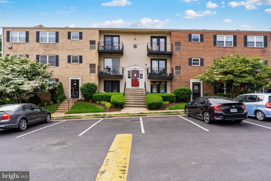 3 Bed 1 & 1/2  Bath unit located in Mayflower Square III in Alexandria City. New Carpet, New Appliances, New Kitchen Cabinets, Fresh Paint, Upgraded Countertops, Walk in Closet. Conveniently located near 395, close to DC, Old Town, Crystal City, Reagan Airport. Must See!