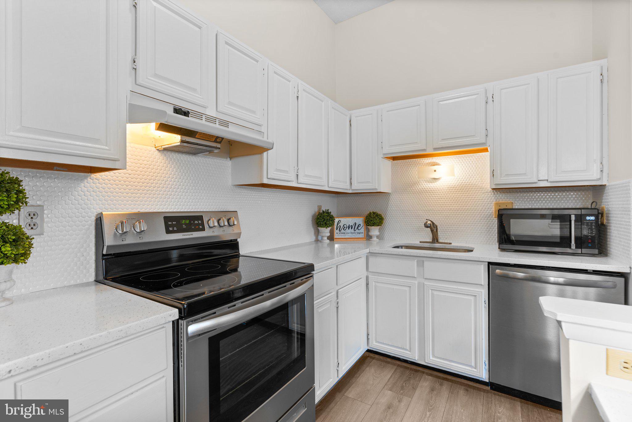 KNOLLS AT NORTH LAKE CONDOMINIUM - Residential