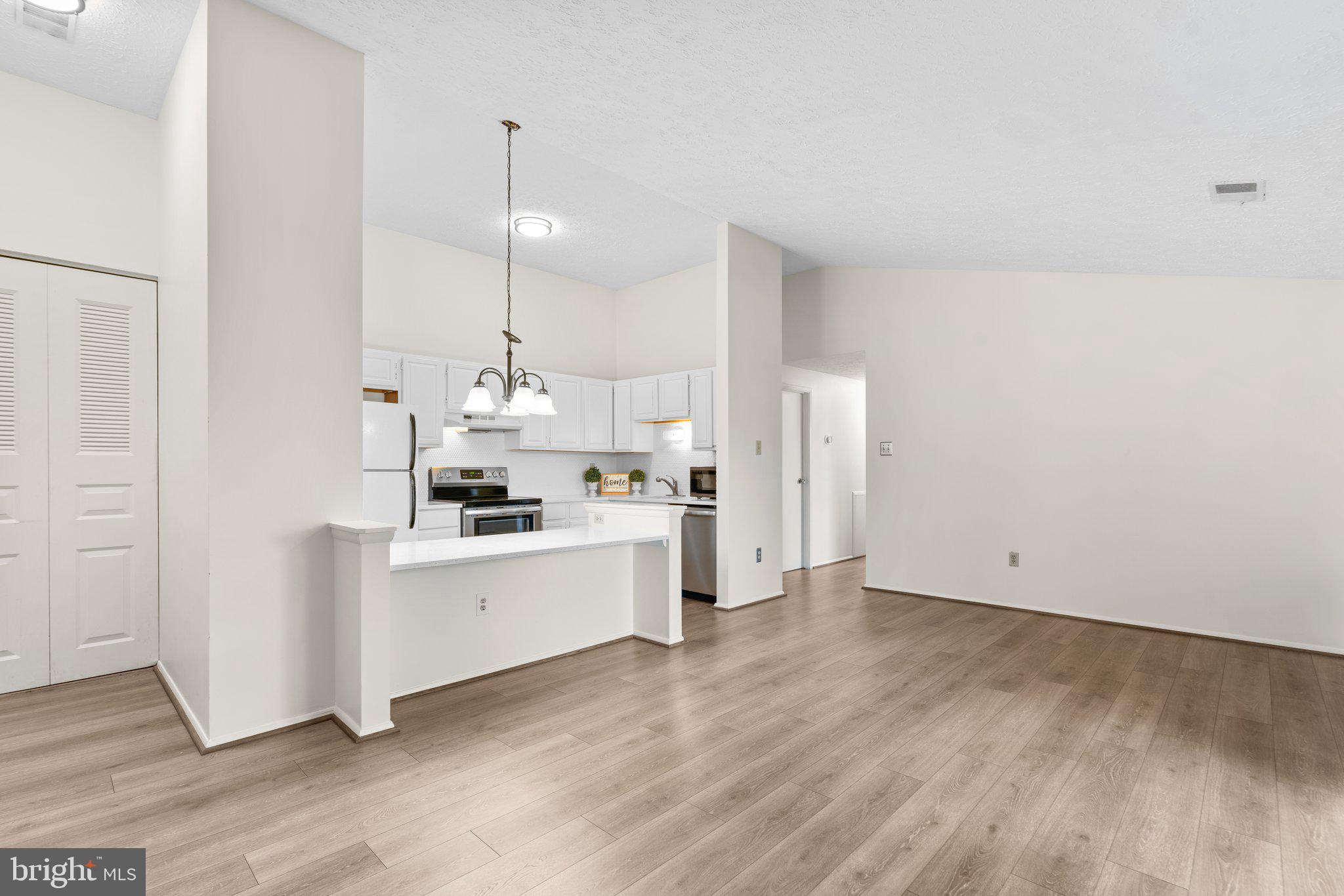 KNOLLS AT NORTH LAKE CONDOMINIUM - Residential