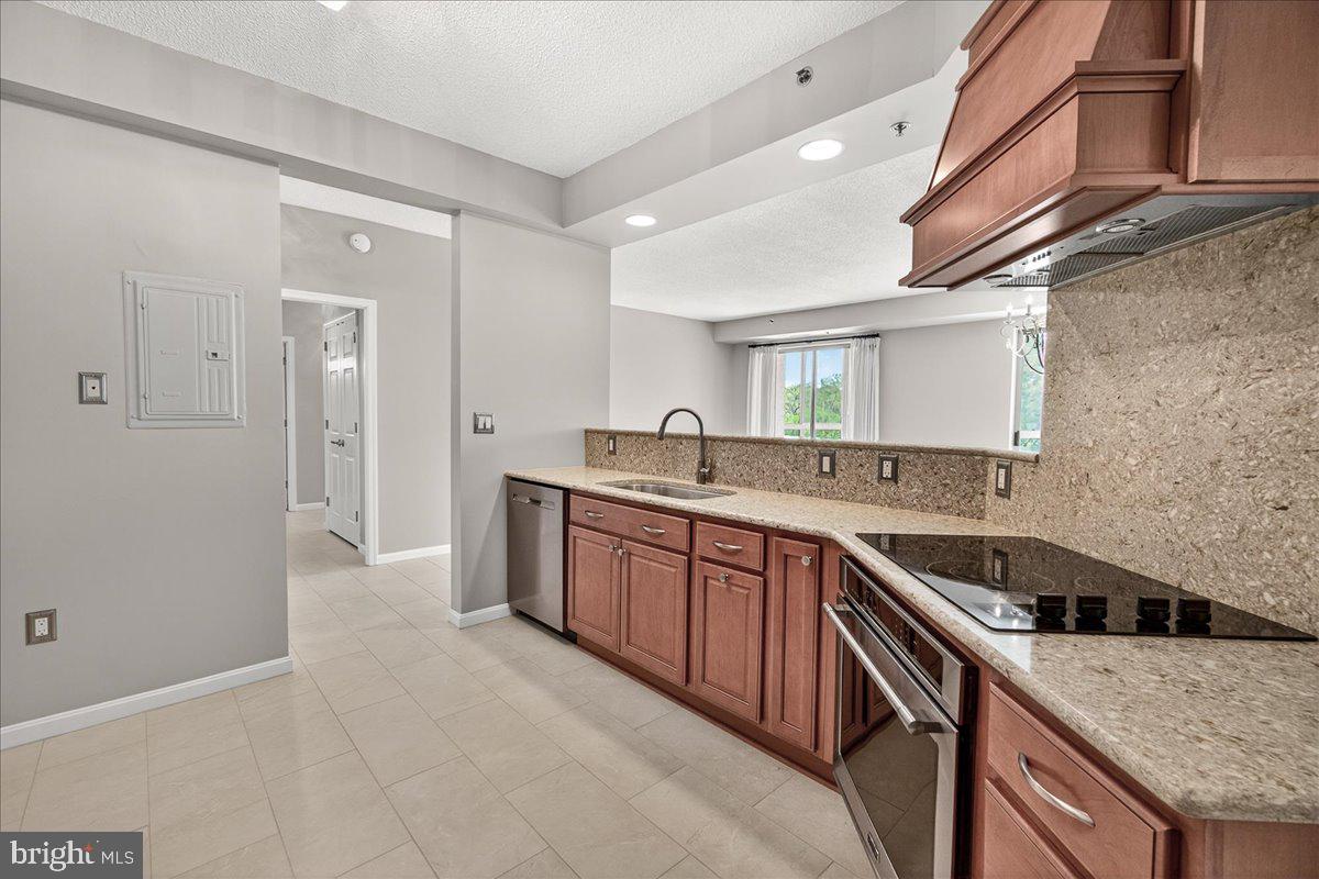 VANTAGE POINT EAST @ LEISURE WORLD - Residential