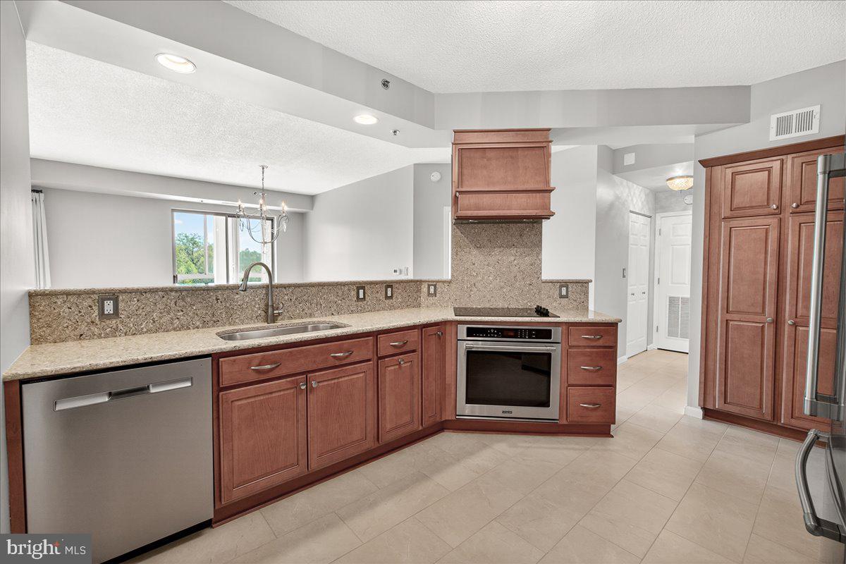 VANTAGE POINT EAST @ LEISURE WORLD - Residential