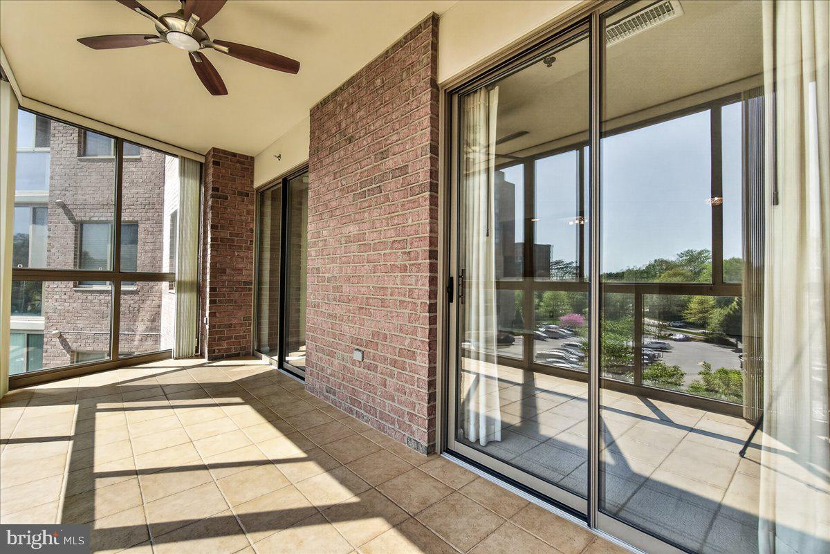 VANTAGE POINT EAST @ LEISURE WORLD - Residential