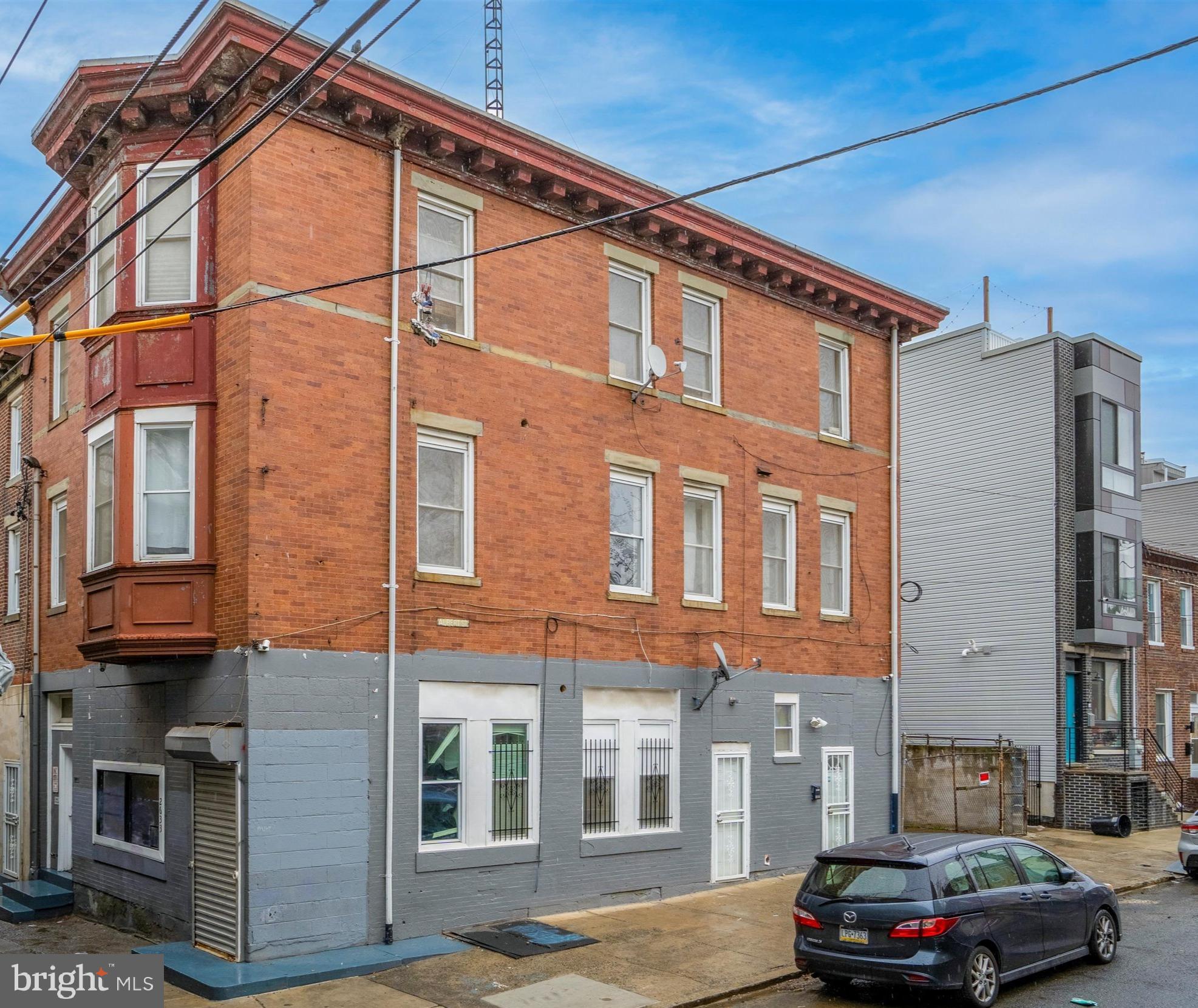 Exciting oppurtunity in East Kensington. Premises would fit an office, retial or creative use. Includes a half bath and 2 entrances.