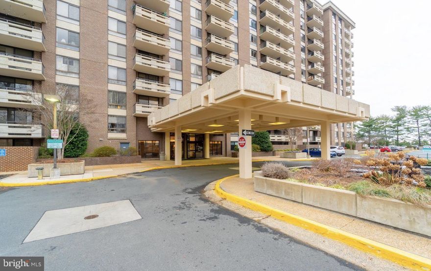 Available now! Spacious and sunny contemporary one bedroom condo in the heart of McLean/Tysons Corner. New wood plank floor and remodeled bathroom! Updated kitchen w/granite counter, washer/dryer, walk-in closet, private balcony, 1 assigned parking space and storage. Building amenities include library, party room, sauna, exercise room. 24/7 security gate and concierge. Easy access to metro.