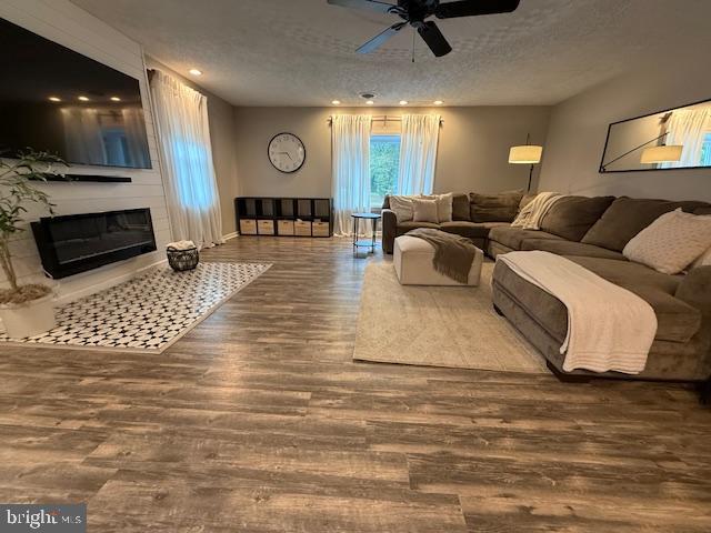 COUNTRY LAKES - Residential