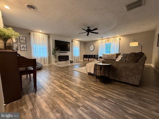 COUNTRY LAKES - Residential