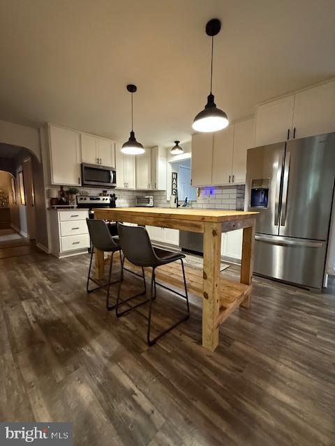 COUNTRY LAKES - Residential