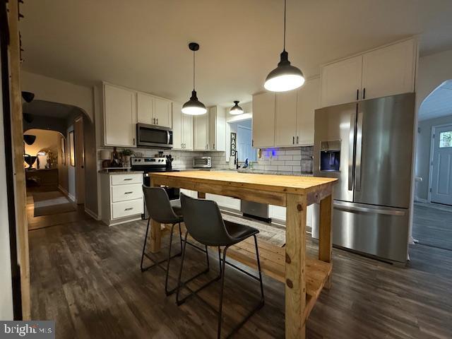 COUNTRY LAKES - Residential