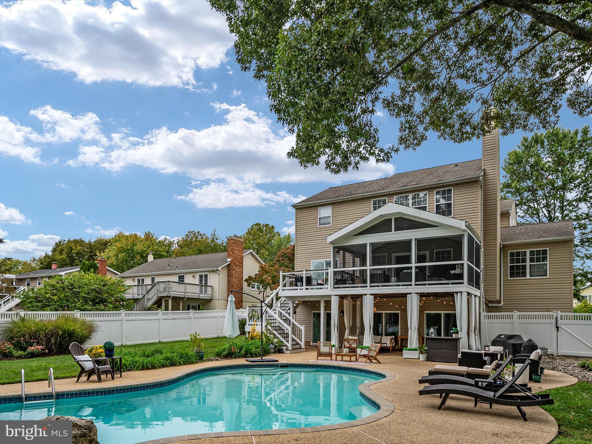 HILLSMERE SHORES - Residential