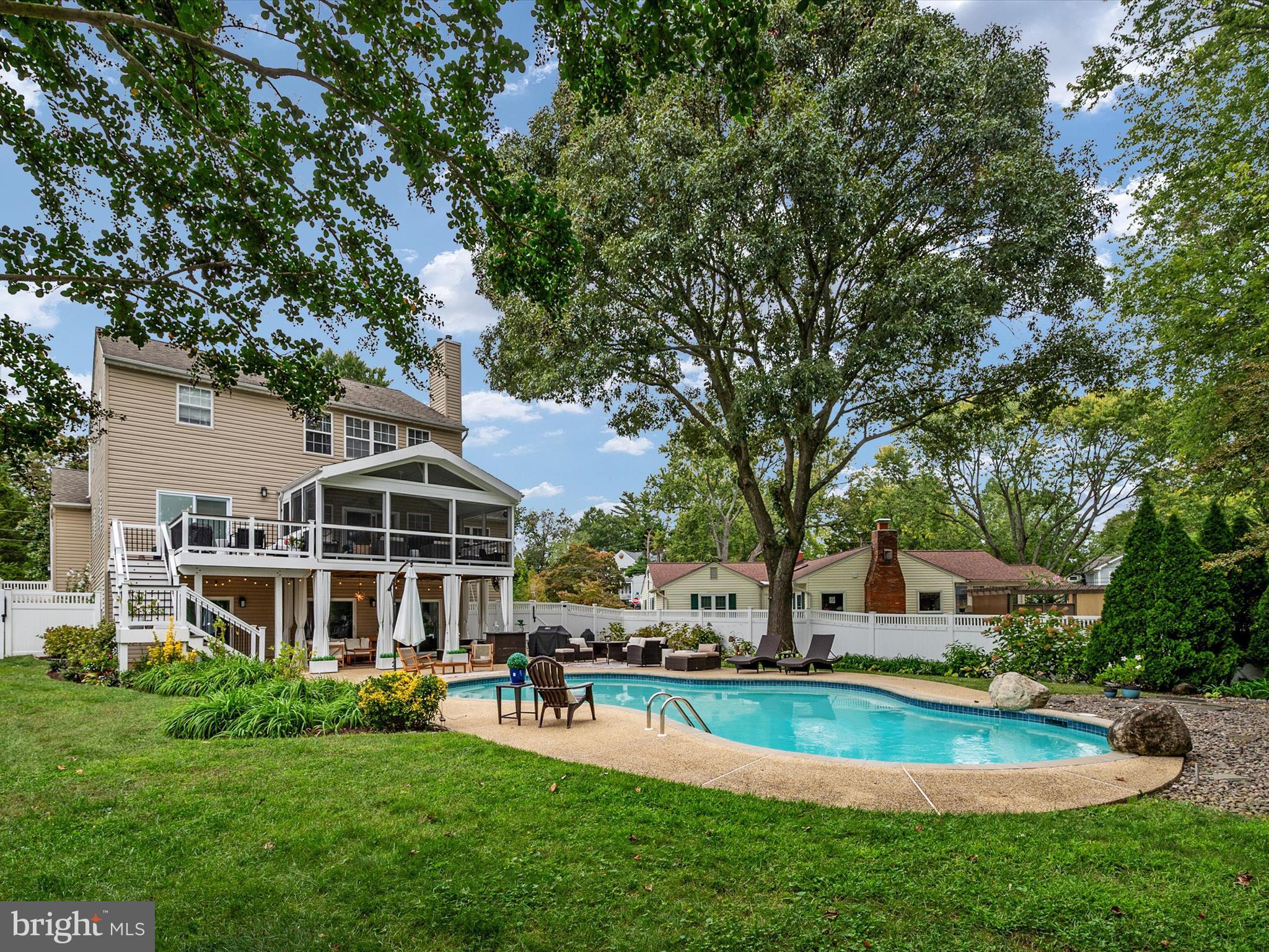 HILLSMERE SHORES - Residential