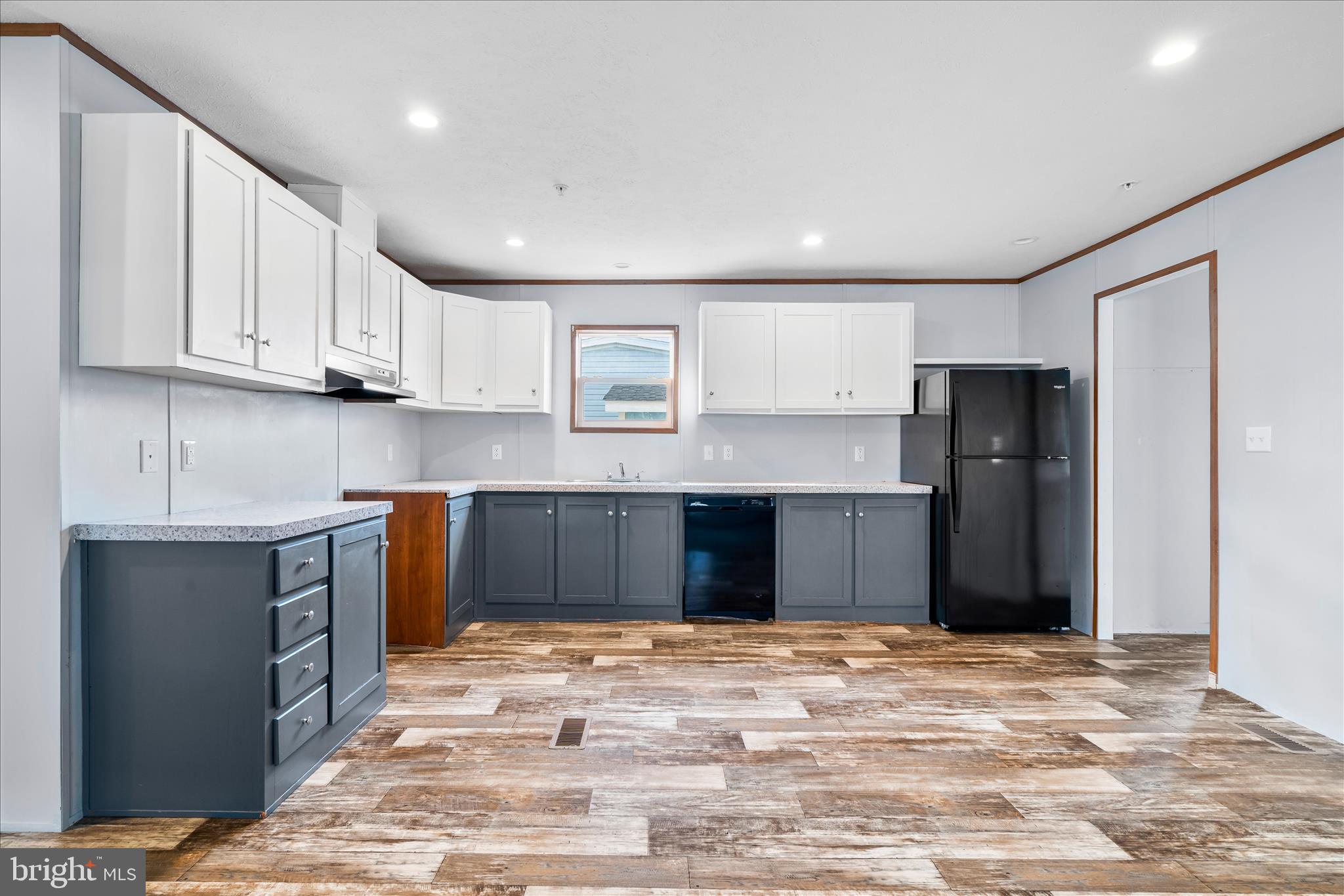 LAKESIDE VILLAGE - Residential