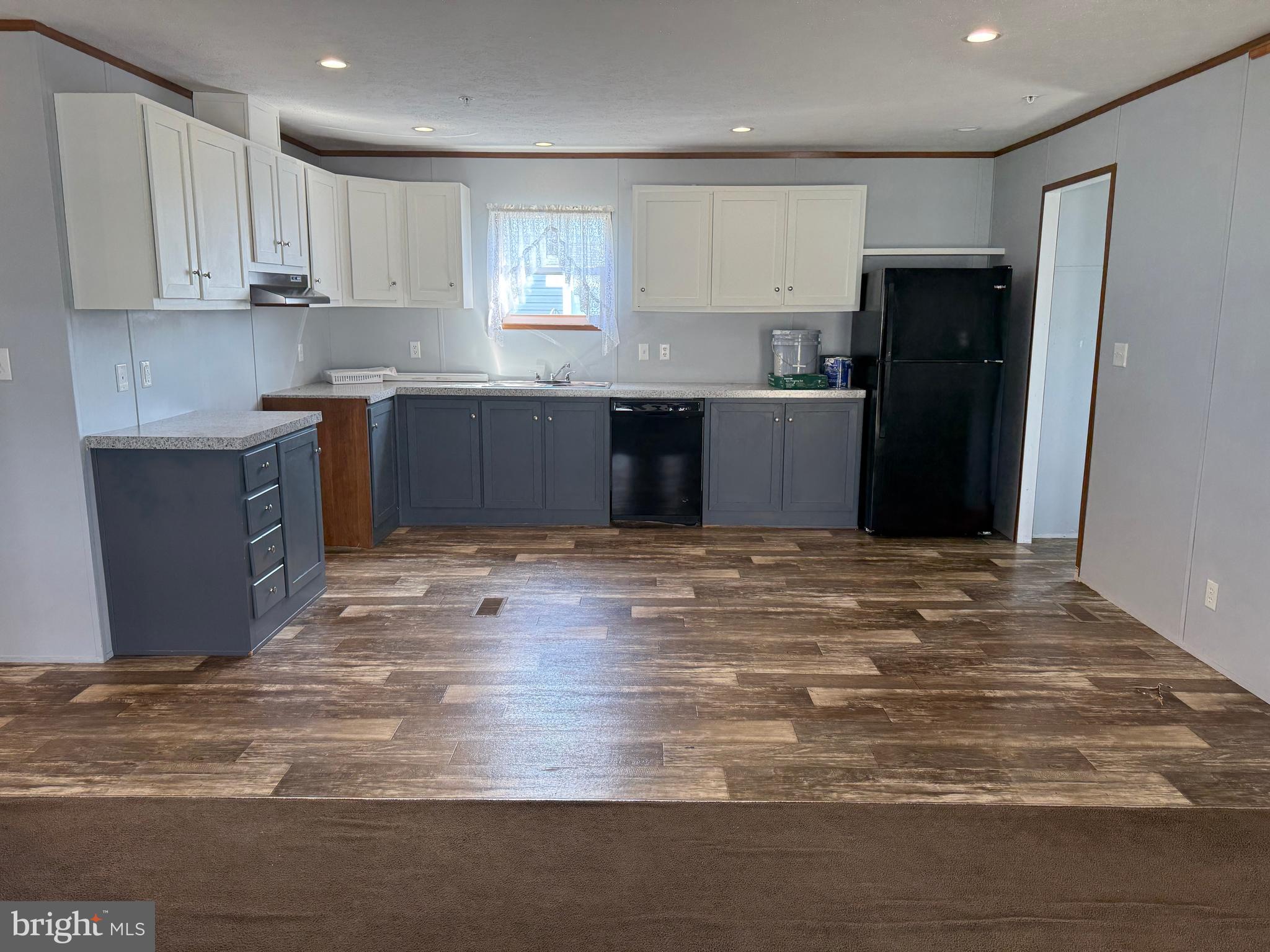 LAKESIDE VILLAGE - Residential