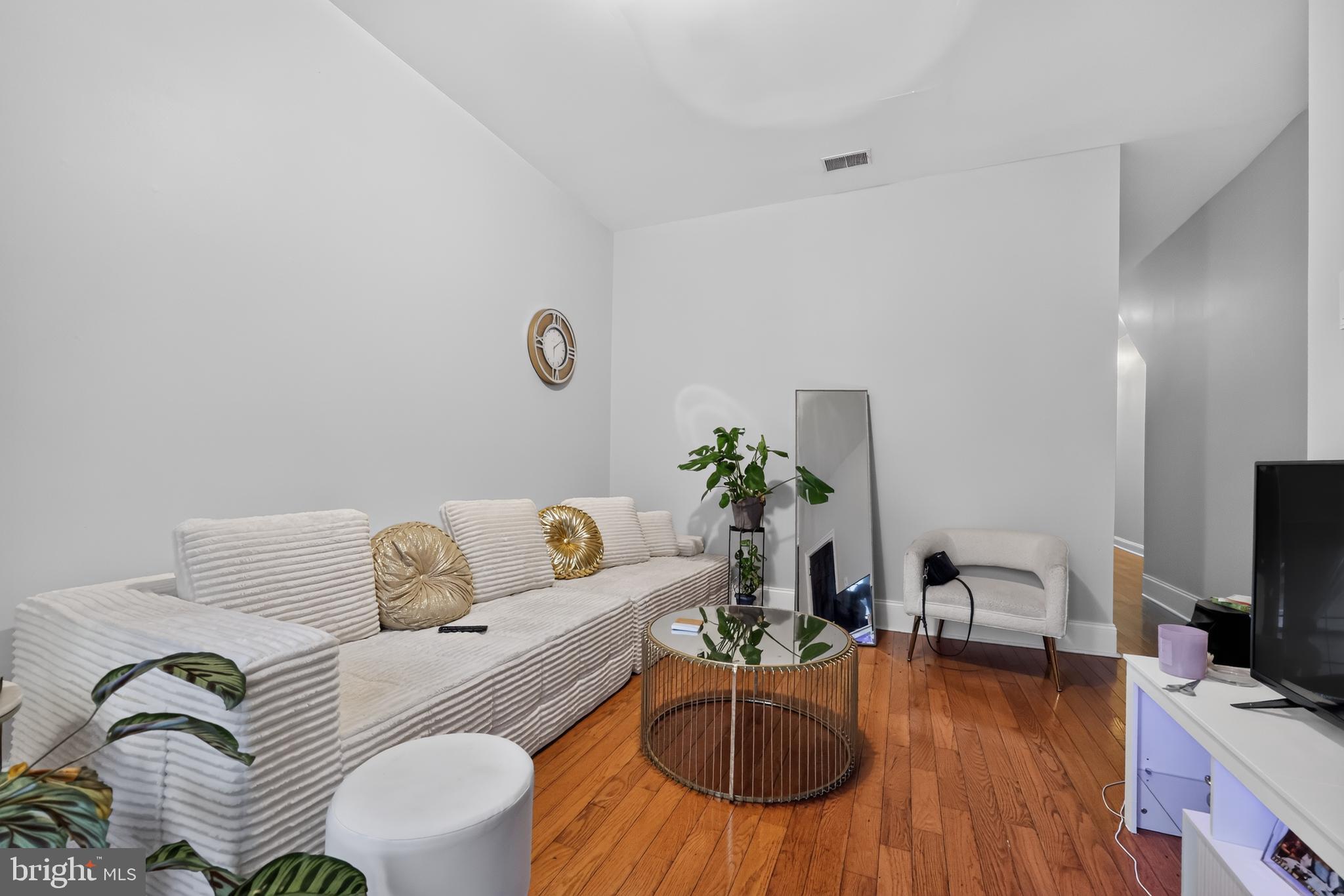 1900 W DIAMOND STREET