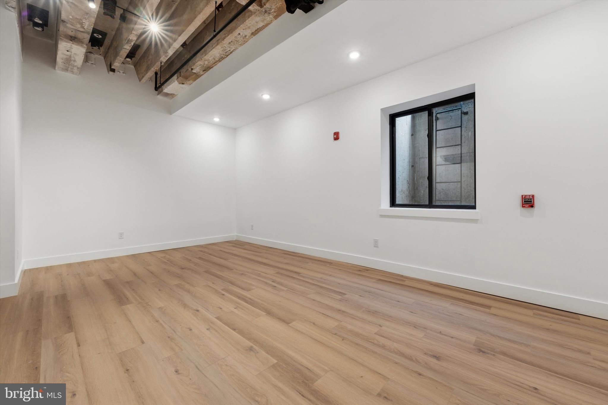 QUEEN VILLAGE - Commercial Lease