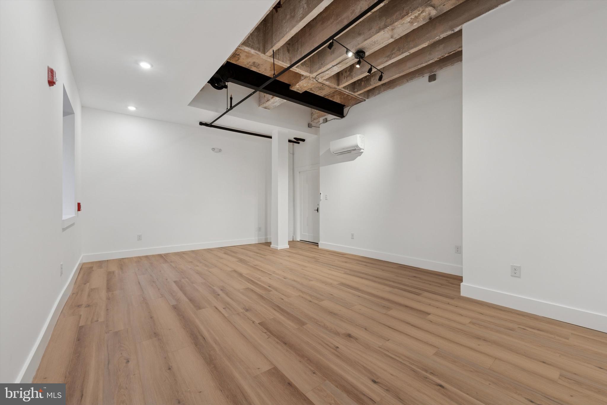 QUEEN VILLAGE - Commercial Lease
