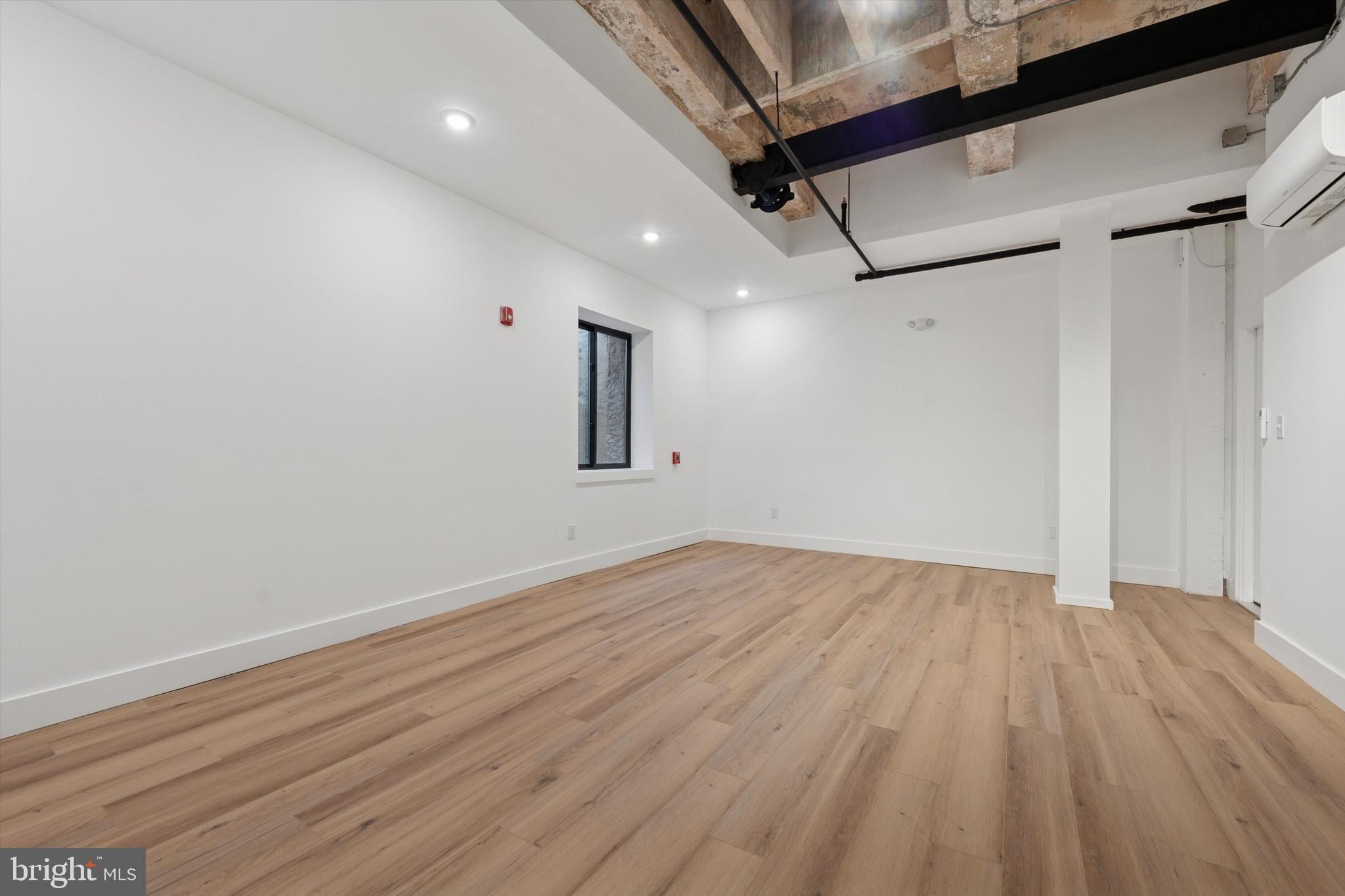 QUEEN VILLAGE - Commercial Lease