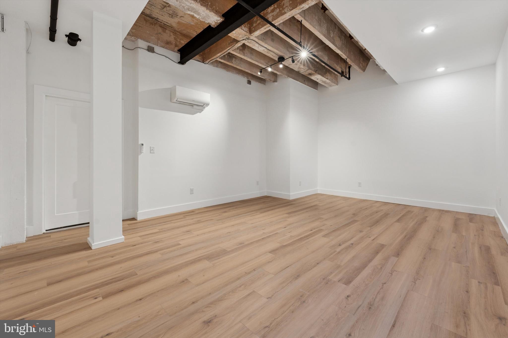QUEEN VILLAGE - Commercial Lease