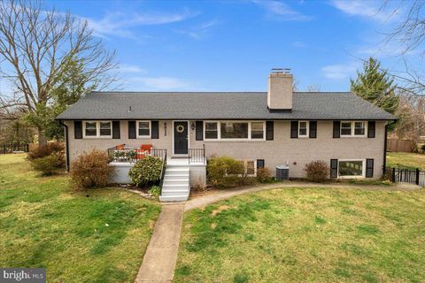 Photo of 8912 Dogue Drive, ALEXANDRIA, VA 22309 (MLS # VAFX2294206)