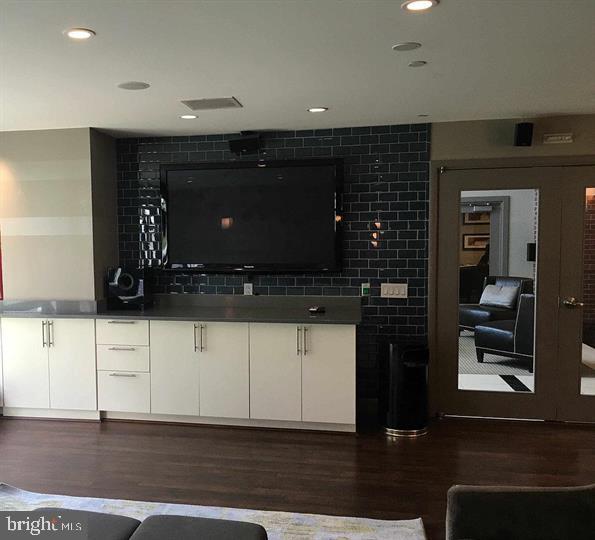 CLARENDON 1021 - Residential Lease