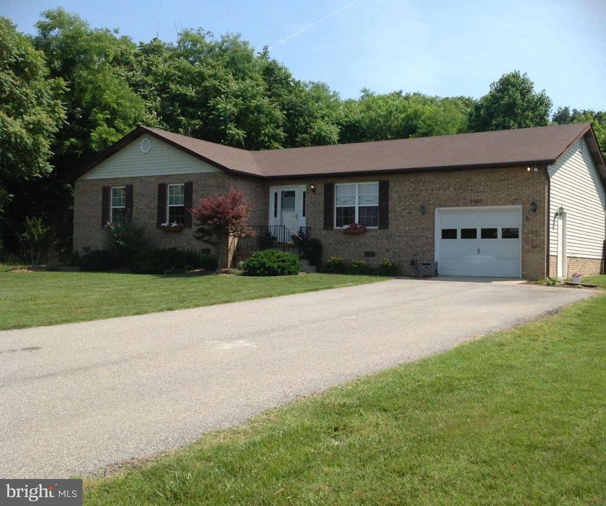 Spacious & Updated Rambler in Golf Course Community, access to public boat ramp/park. Beautiful kit. w/ granite counters, updated appliances, mstr w/ superbath (garden tub & shower), 2 level decking, custom storage shed/workshop, play set, fenced yard. Home shows very well and in exc. condition!