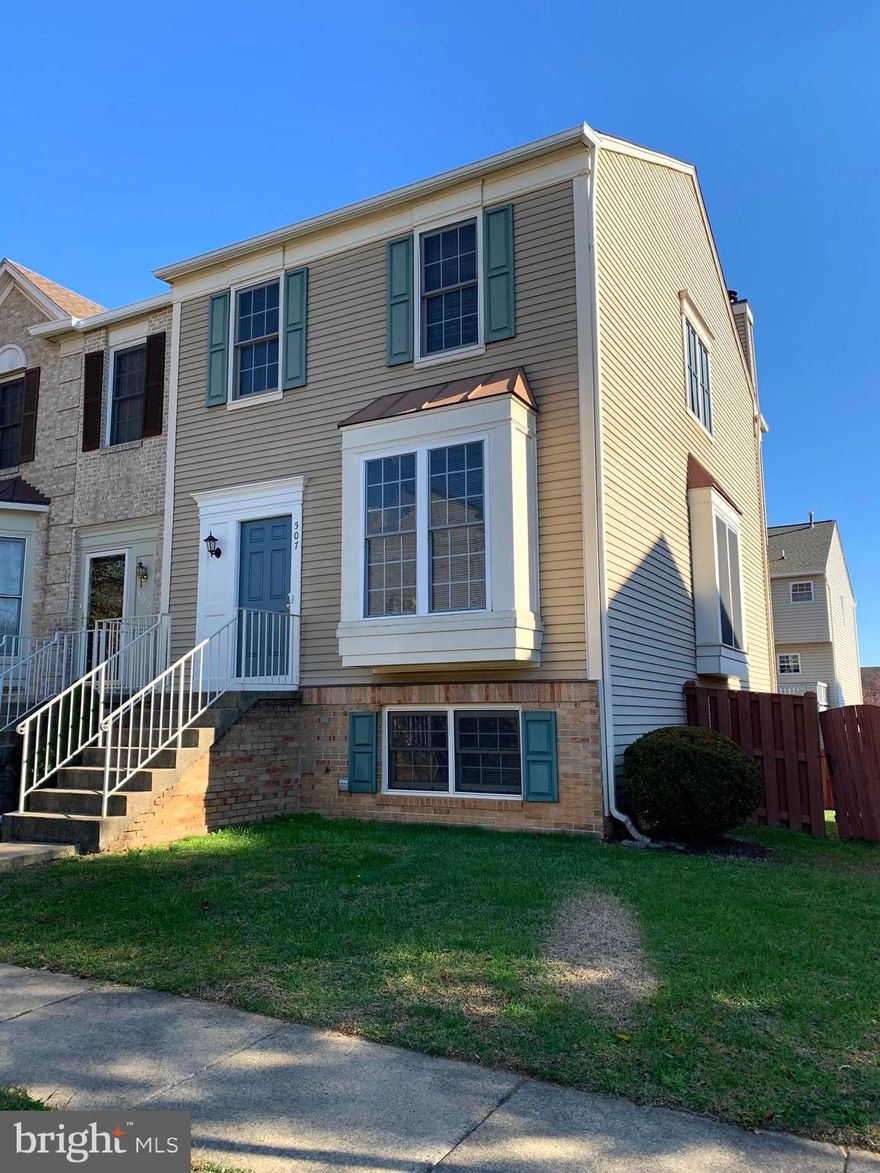 England Run - Spacious end unit 3 level townhouse with 4 bedrooms and 3.5 baths.  Features hardwood floors, deck, rear fenced yard, vaulted ceilings & granite counters.  Convenient location close to I-95, shopping and schools.  Only 1 small pet will be considered.  Available 2/21/26.