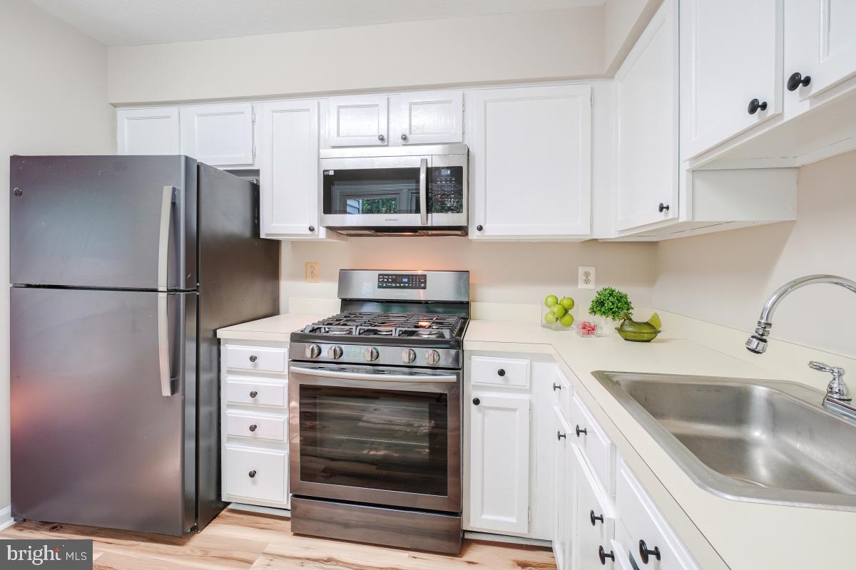5717 EDGEWATER OAK COURT