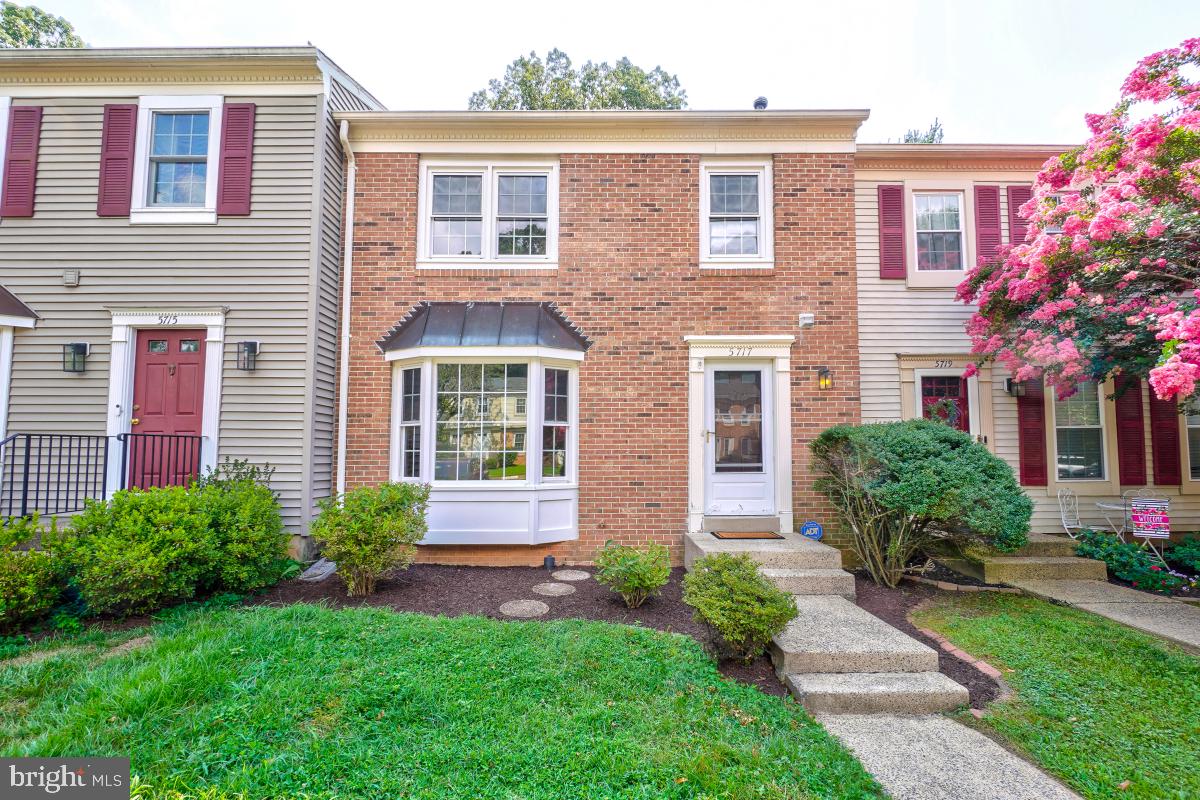 5717 EDGEWATER OAK COURT