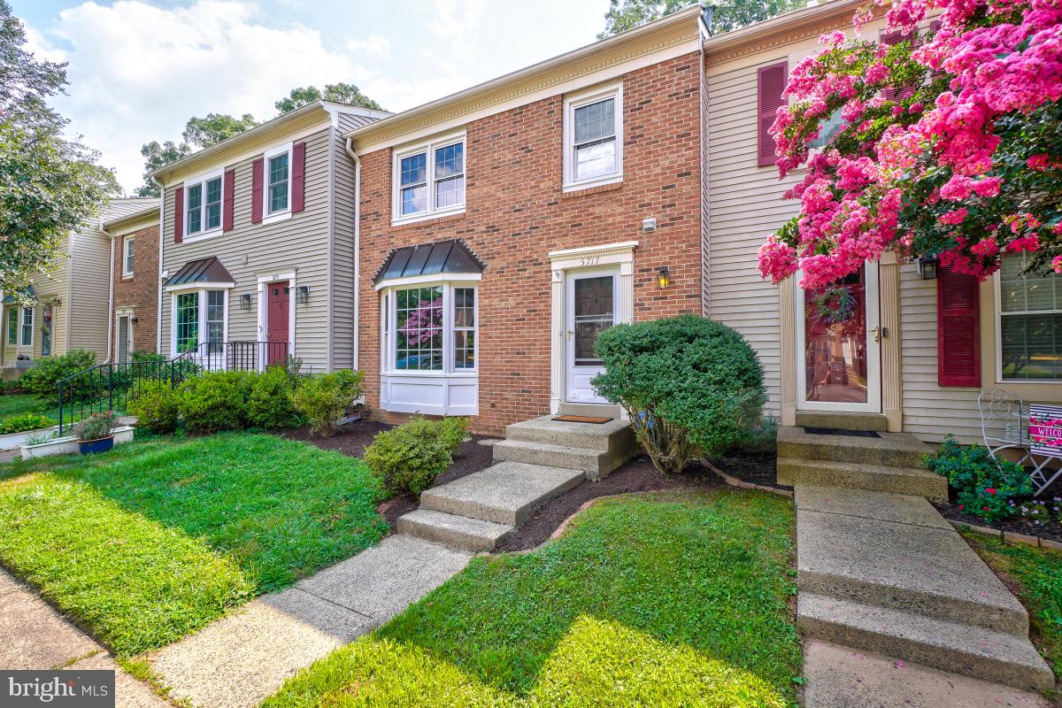 5717 EDGEWATER OAK COURT