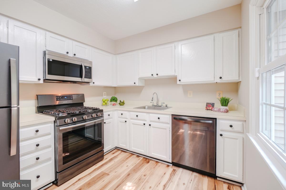 5717 EDGEWATER OAK COURT