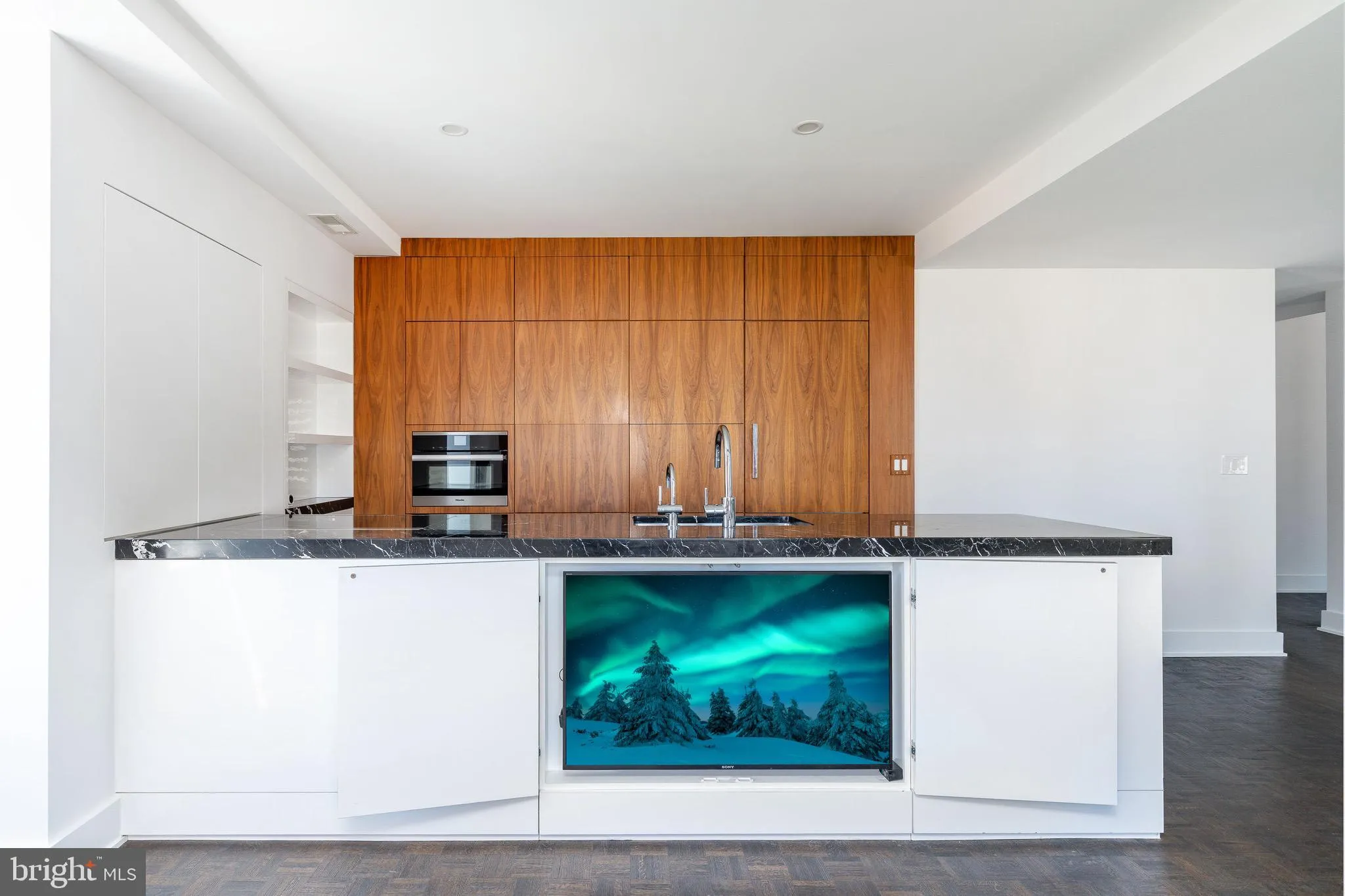 Philadelphia, Pennsylvania 19103, United States, 2 Bedrooms Bedrooms, ,2 BathroomsBathrooms,Residential,Active,231572