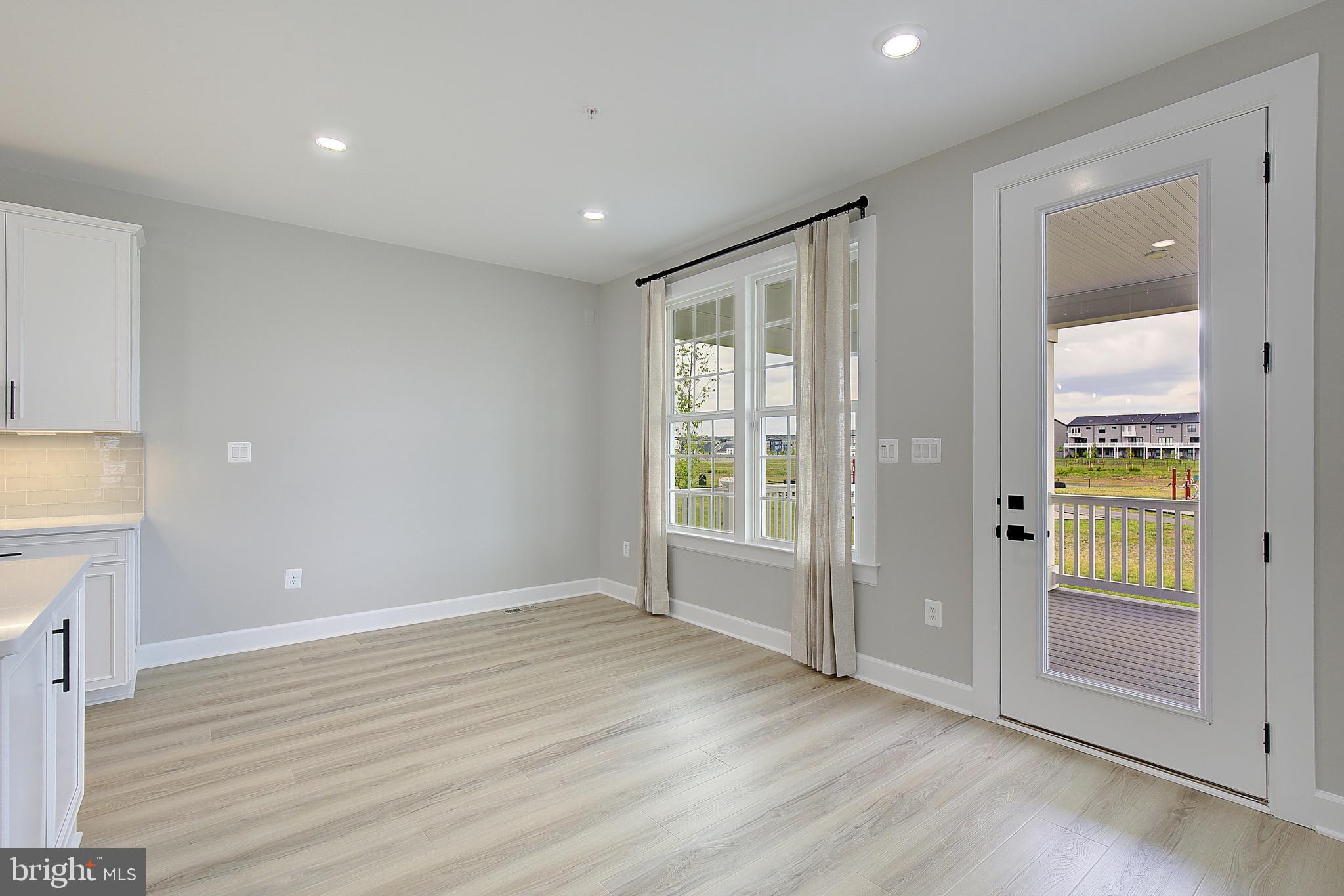 SOUTH LAKE - Residential